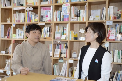 写真：「ＨＯＮＢＡＫＯ」を運営する「まころ企画」の牧田耕一代表（左）と堺本店の中道尚美店長