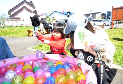 写真：ヨーヨー釣りを楽しむ子ども