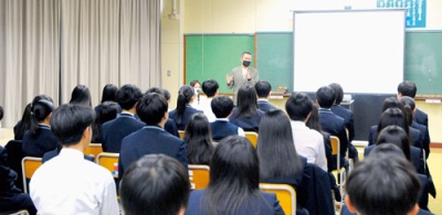 写真：伊達の歴史を紹介する西條さん