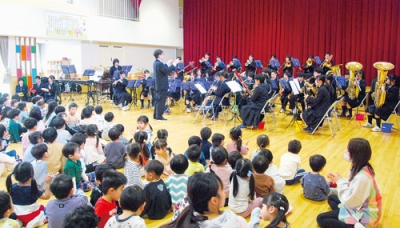 写真：アニメソングの演奏を楽しむ園児たち