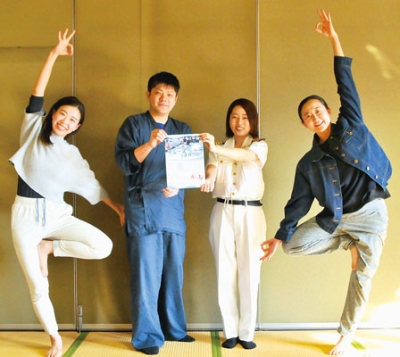 写真：参加を呼びかける橋本副住職（左から２人目）ら
