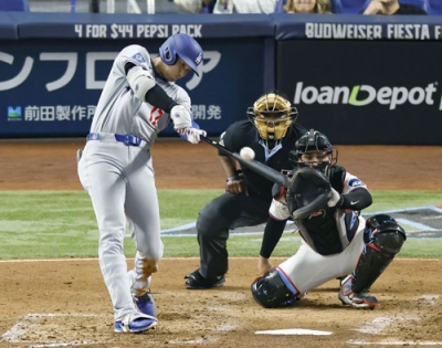 写真：マーリンズ戦の５回、９号２ランを放つドジャース・大谷＝マイアミ（共同）