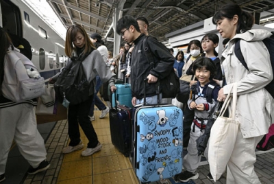 写真：ゴールデンウイーク最終日、利用者で混雑するＪＲ新大阪駅の新幹線ホーム＝６日午前