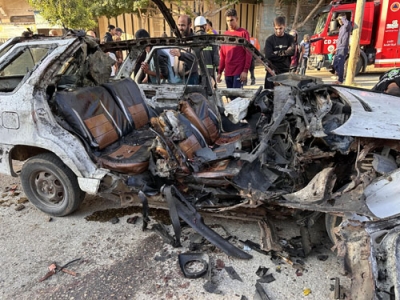 写真：５日、ガザ中部ヌセイラト難民キャンプで、イスラエル軍の攻撃を受け破壊された車両（ゲッティ＝共同）