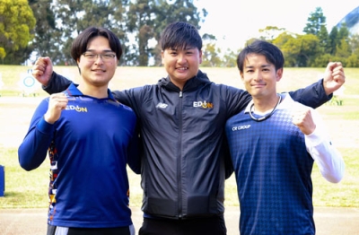 写真：アーチェリー世界選手権代表に決まった（左から）青島鉄也、河田悠希、中西絢哉＝４月、東京都江東区