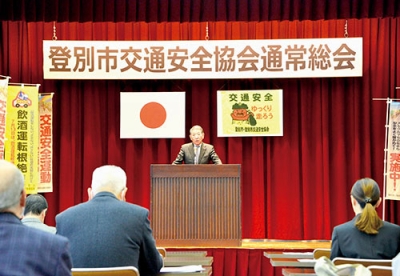 写真：交通事故防止へ協力を呼びかける草塩会長