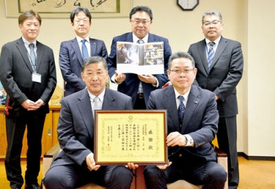 写真：登別市に企業版ふるさと納税をした樋口の佐藤常務（前列右）と福井校長（同左）