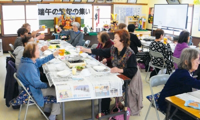 写真：乾杯してジンギスカンを楽しむ参加者