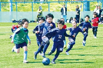 写真：ゴールを目指して懸命にボールを追う子どもたち