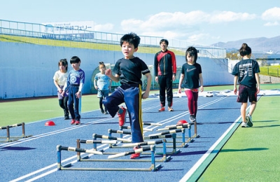 写真：トレーニング器具を使い、走り方を学ぶ子どもたち