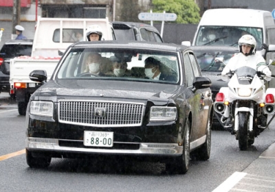 写真：精密な検査を受けるため、東大病院に向かわれる上皇さまを乗せた車。上皇后美智子さまも付き添われた＝６日午後、東京都文京区