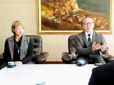 写真：ＲＦＬジャパン２０２５室蘭の開催を報告する中田実行委員長（左）とＲＦＬジャパンアシスタントマネジャーの阿蘇さん
