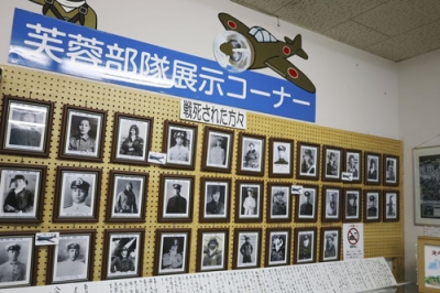 写真：鹿児島県曽於市に展示されている芙蓉部隊隊員の遺影＝１月