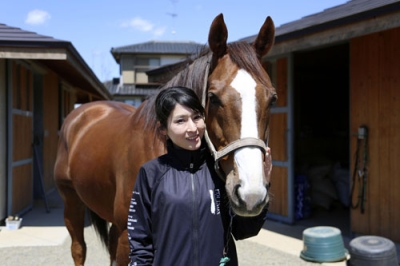 写真：「美浦ホースクラブ」の代表を務める阿部彩希さん＝４月、茨城県美浦村