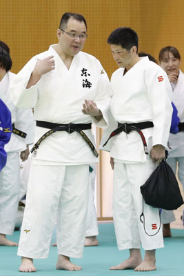 写真：日本視覚障害者柔道連盟の上水研一朗強化委員長（左）＝東京都内