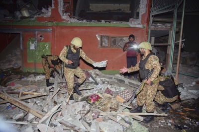 写真：インドからとみられる攻撃で損傷した建物を調べる兵士ら＝７日、カシミール地方のうちパキスタンが実効支配するアザド・カシミール特別州の州都ムザファラバード近く（ＡＰ＝共同）