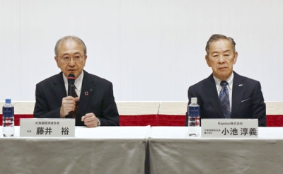 写真：「北海道バレー」構想の実現に向けた協議会が発足し、記者会見する北海道経済連合会の藤井裕会長（左）とラピダスの小池淳義社長＝７日午前、千歳市