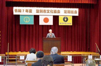 写真：定期総会であいさつをする小塚会長