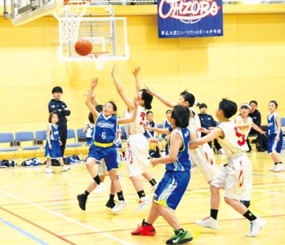 写真：熱戦を繰り広げる選手たち＝５日、伊達小体育館