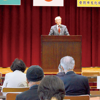 写真：定期総会であいさつをする小塚会長