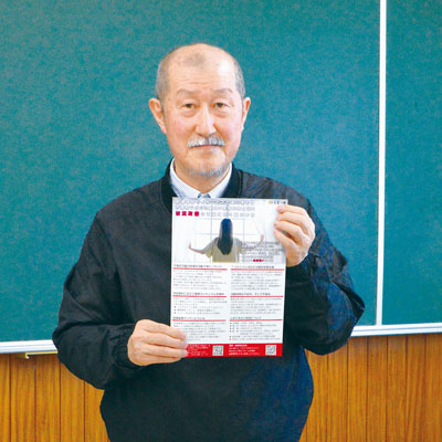 写真：チラシを持ち見学を呼びかける木内理事