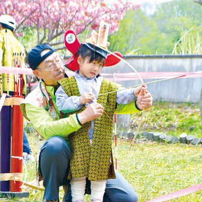 写真：流鏑馬体験を楽しむ来場者＝昨年５月の郷土資料館まつり