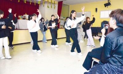 写真：手拍子に合わせてミャンマー伝統の舞を踊る留学生や日本人学生ら