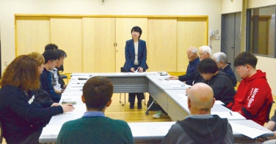写真：定期総会で抱負を述べる滝口新会長