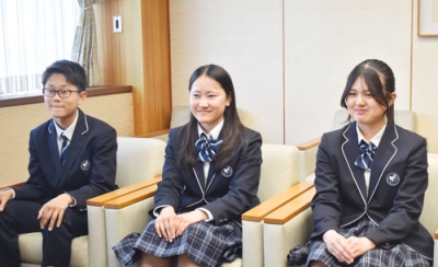 写真：カナダ留学での学びを堀井市長らに報告する伊達開来高生たち（右から栗橋さん、藤原さん、沼田さん）