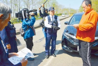 写真：入山者に遭難防止を呼びかける室蘭署の警察官
