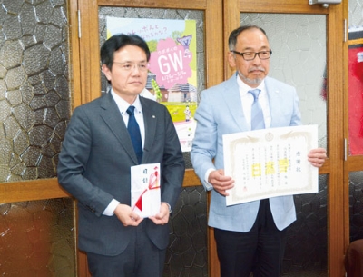 写真：企業版ふるさと納税をした梨湖フーズの高木代表取締役（右）と大塩町長