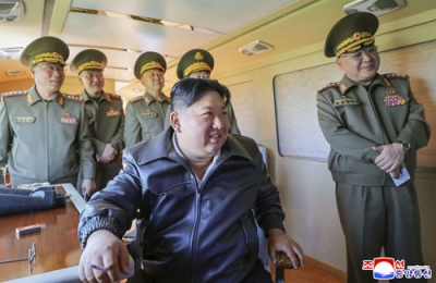 写真：北朝鮮東部の軍部隊で短距離弾道ミサイルや超大型放射砲の発射訓練を指導する金正恩朝鮮労働党総書記（手前）＝８日（朝鮮中央通信＝共同）