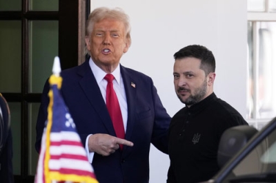 写真：ホワイトハウスでウクライナのゼレンスキー大統領（右）を迎えるトランプ米大統領＝２月、ワシントン（ＡＰ＝共同）