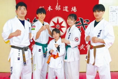 写真：空手大会で大活躍した修武會の門下生ら