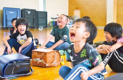 写真：「助けて」と大きな声を出して防犯意識を高める児童ら