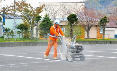 写真：新しい白線に塗り直す社員