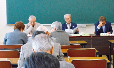 写真：理事会で協議を進める同協会役員ら
