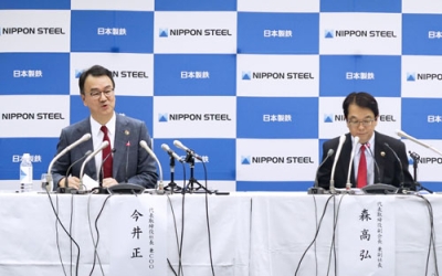 写真：記者会見する日本製鉄の森高弘副会長（右）と今井正社長＝９日午後、東京都千代田区
