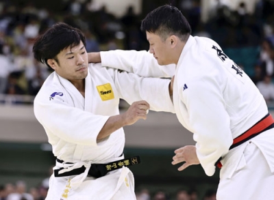 写真：柔道の全日本選手権で３位に入った増山香補（左）＝４月、日本武道館