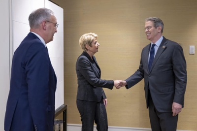 写真：９日、スイス・ジュネーブで、ケラーズッター大統領（中央）と握手するベセント米財務長官（FDFA／Keystone,Martial Trezzini提供・共同）