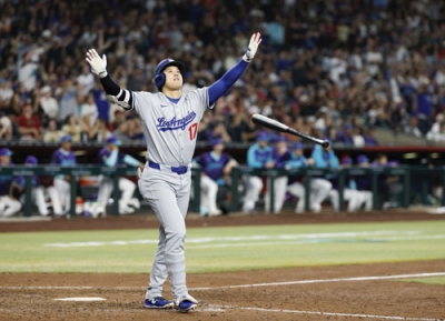 写真：エンゼルス戦の９回、決勝３ランを放ち、喜ぶドジャース・大谷＝フェニックス（共同）