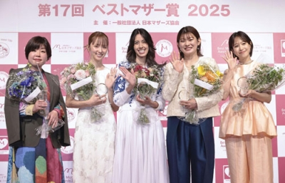 写真：ベストマザー賞を受賞した（左から）山崎ナオコーラさん、Ｄｒｅａｍ　Ａｍｉさん、森泉さん、高橋礼華さん、鷲見玲奈さん＝８日、東京都中央区