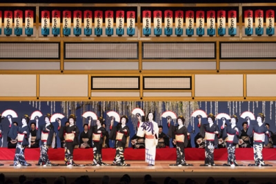 写真：「第９９回東をどり」の公演でフィナーレの踊りを披露する新橋芸者。小いくさん（左から６人目）が男役を務める＝東京都中央区の新橋演舞場