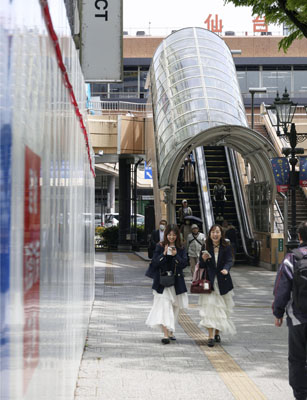 写真：「さくら野百貨店仙台店」跡（左）の前を行き交う人たち。奥はＪＲ仙台駅