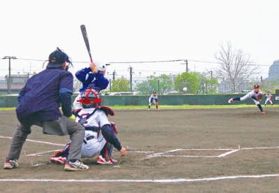 写真：優勝を目指し全力プレーを見せる選手ら
