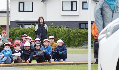 写真：人形を使った交通事故の講習で、飛び出しの危険性を学ぶ蘭北小の児童ら