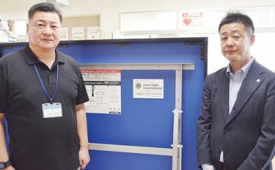 写真：卓球台一式を寄贈した新岡会長（右）と佐藤所長