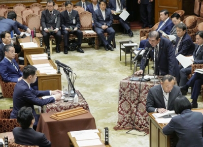写真：衆院予算委の集中審議で答弁する石破首相（右）＝１２日午前