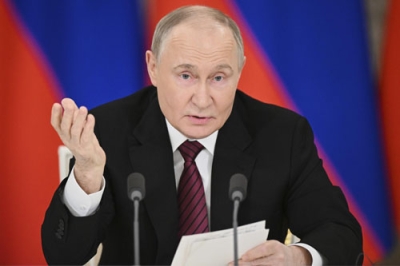 写真：１１日、モスクワのクレムリンで記者団に話すプーチン大統領（ＡＰ＝共同）