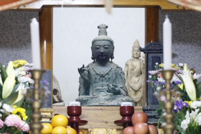 写真：長崎県対馬市の観音寺に戻った観世音菩薩坐像＝１２日午後